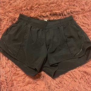 Lululemon 4in HOTTY hot black 8